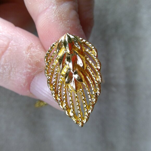 TRIFARI gold color leaves or wheat Stamped Stud Earring - Picture 3 of 4